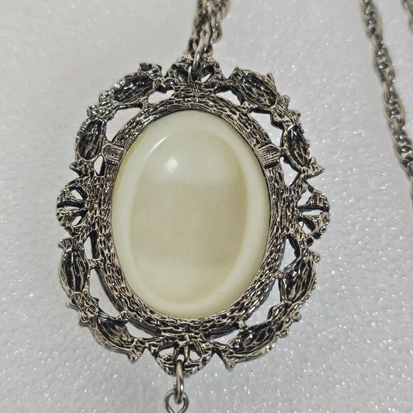 1970s Resin Cameo Black White Pendant Necklace Tassel Silver Tone Vintage - Picture 8 of 14
